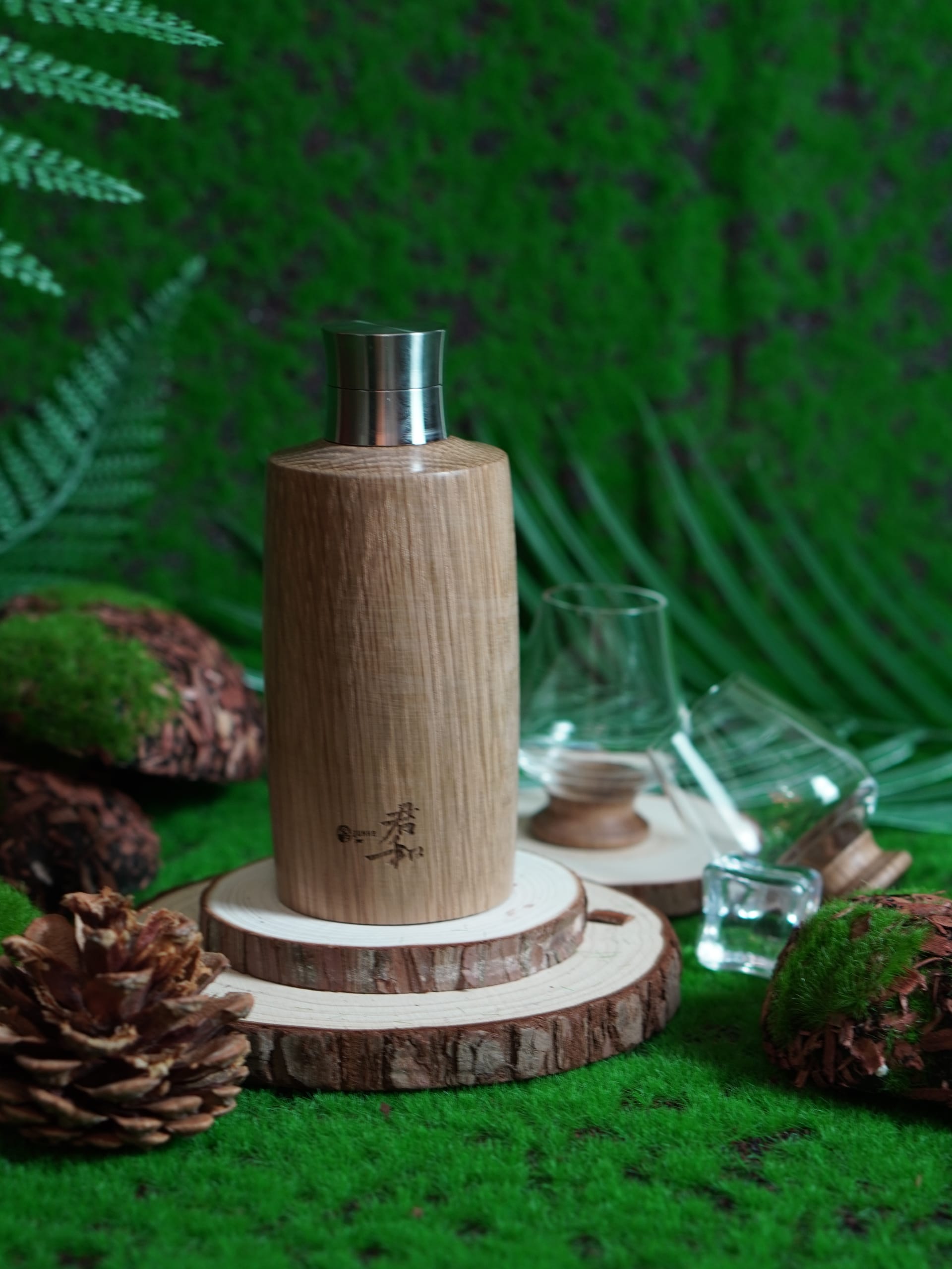 Outdoor Set bottle and glassware