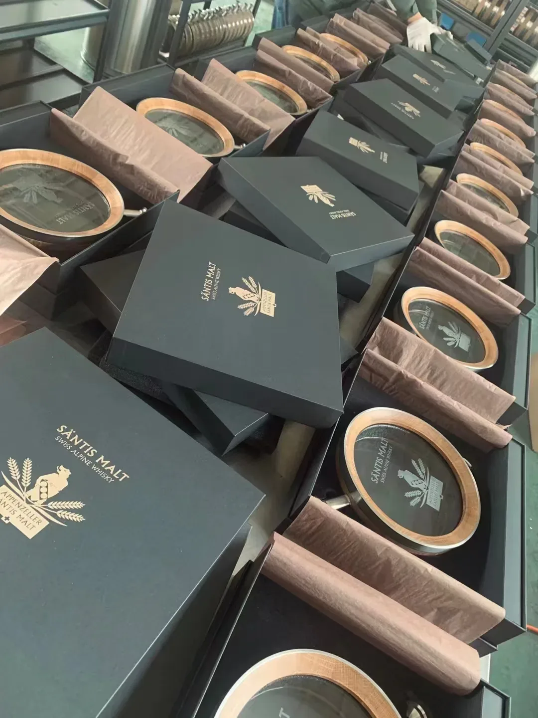 Säntis Malt — Coordinated oak bases and presentation boxes