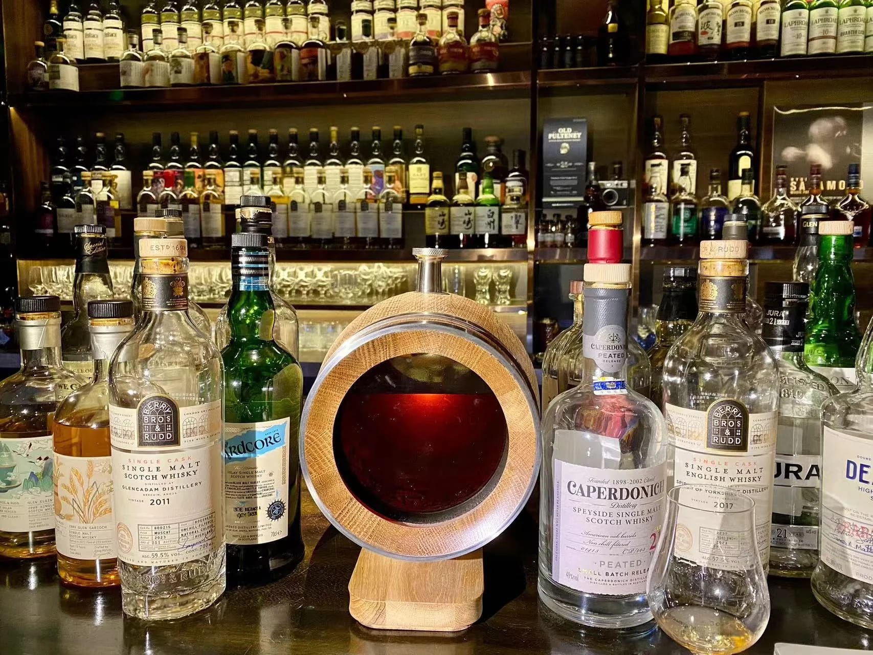 Handcrafted 3L oak barrel close-up