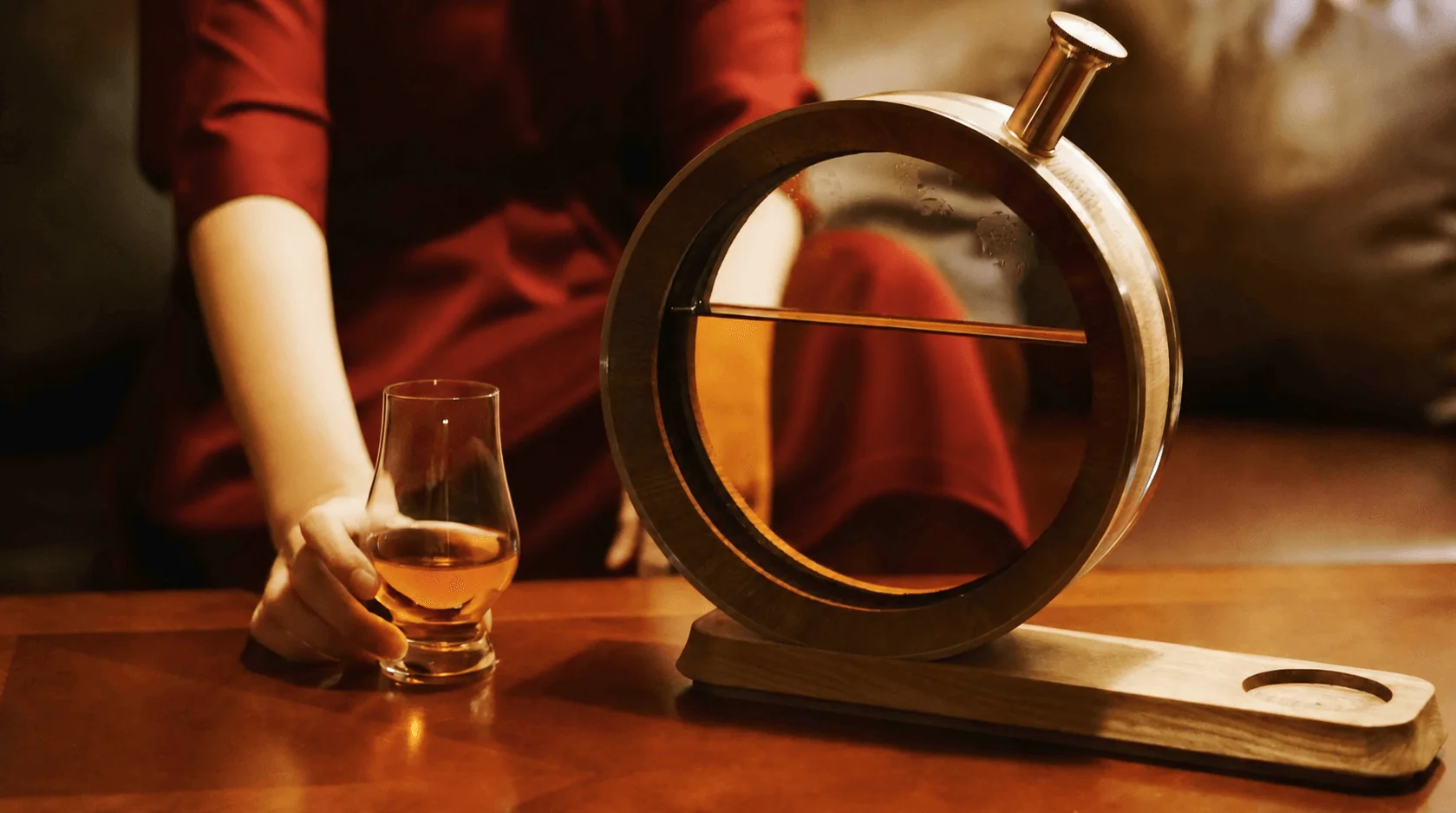 700ml visible oak whiskey decanter with dual glass panels