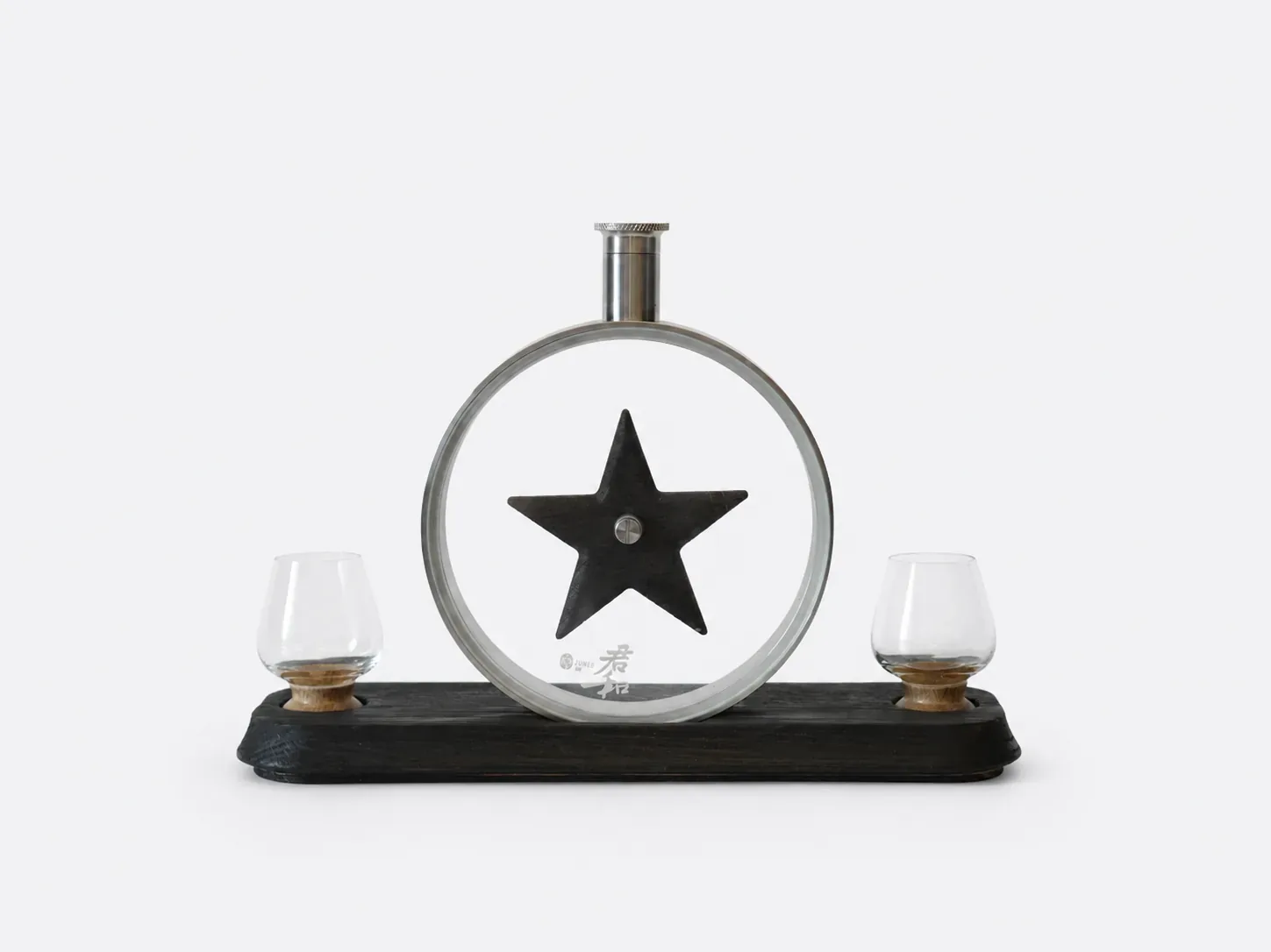 Branding detail on the Porthole Infuser glass
