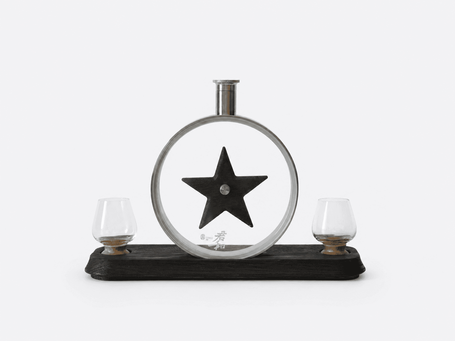 Branding detail on the Porthole Infuser glass