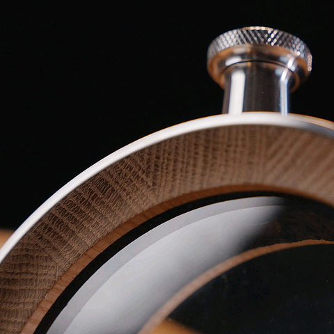 The details on the top of the 500ml oak barrel decanter.