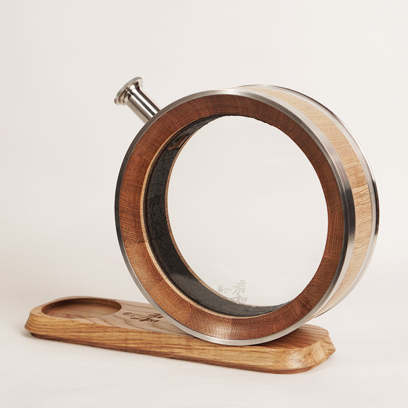The side view picture of a 700ml oak barrel decanter.