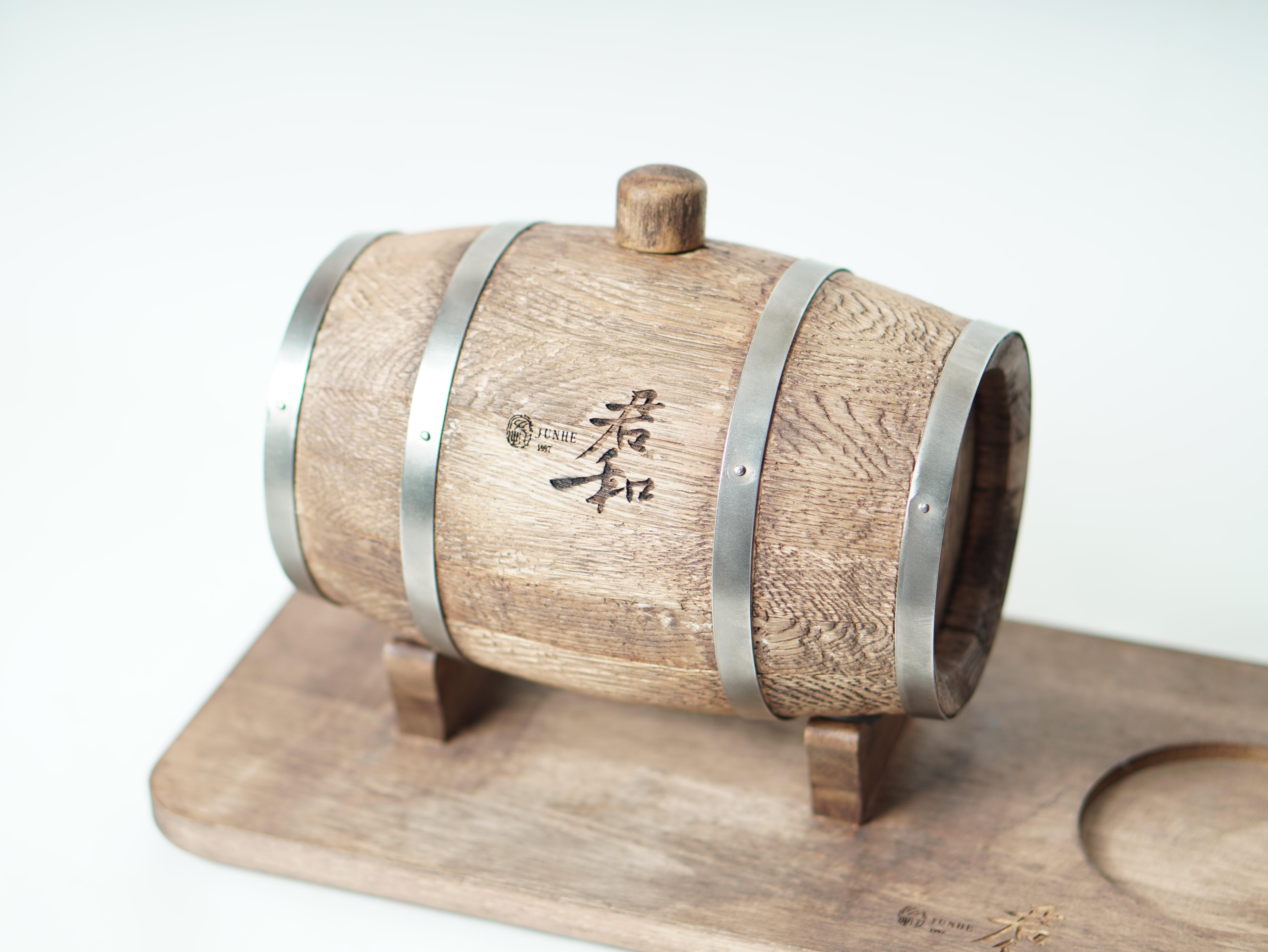 The front of the oak barrel model.