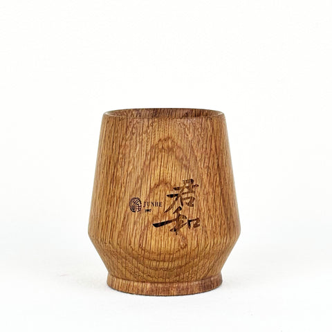 An oak whiskey tumbler that can enhance the flavor of whiskey.