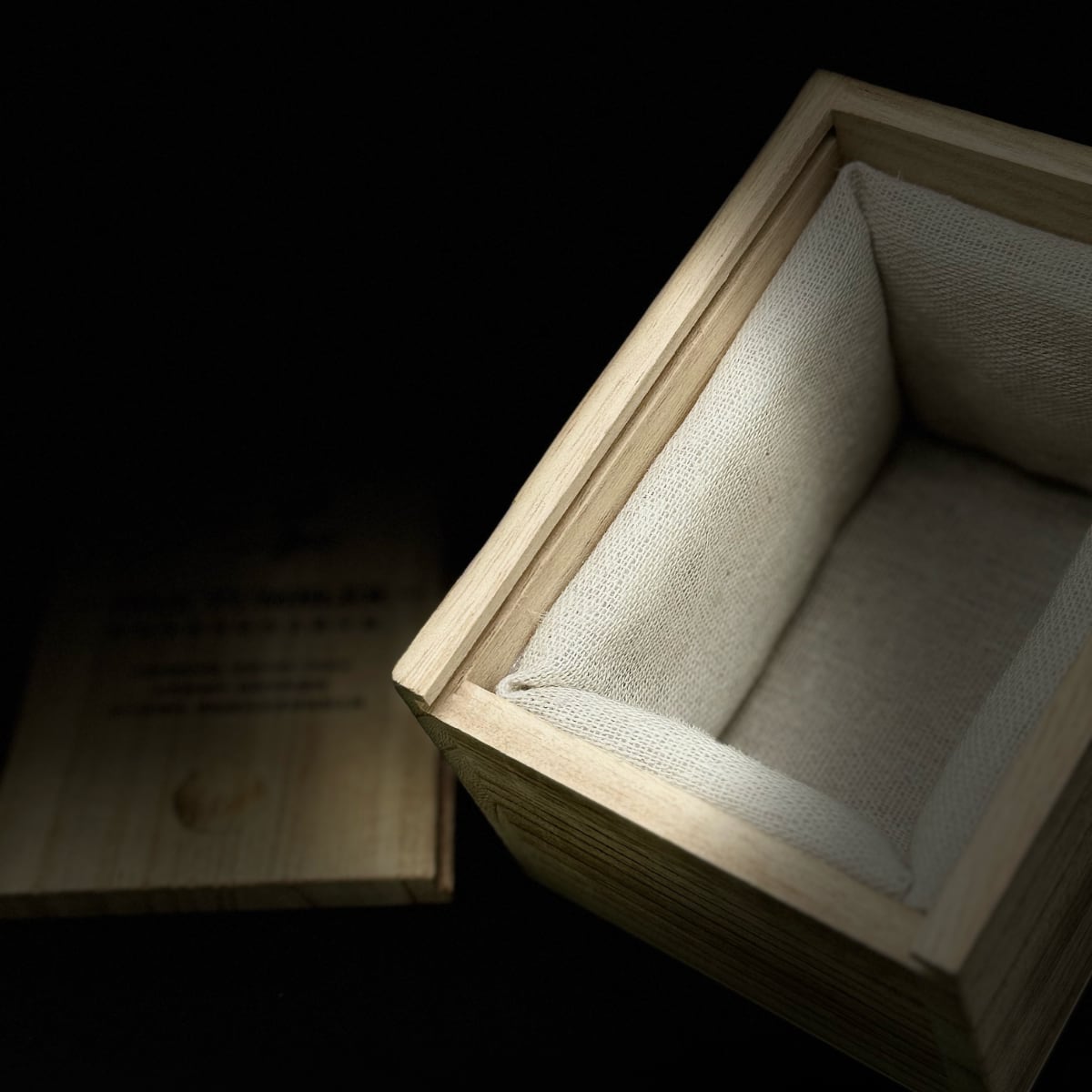 The wooden box packaging of the oak whiskey tumbler.