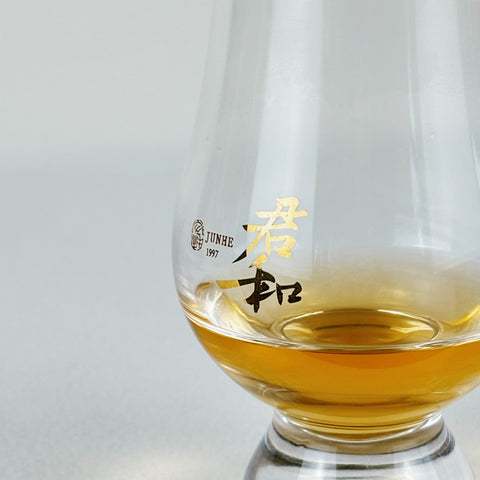 The front engraved logo of the Premium Glencairn Whiskey Glass.